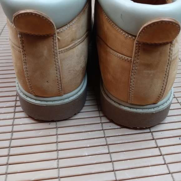 Lugz men\'s sz 11M lace tan ankle boots. 7431. Some flaking on toe-bend. See last